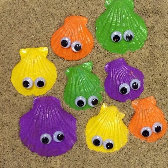 Summer is here and we have 25 adorable seashell crafts for kids. This is such a fun activity to keep the kids busy. Plus, seashells are inexpensive or free. 