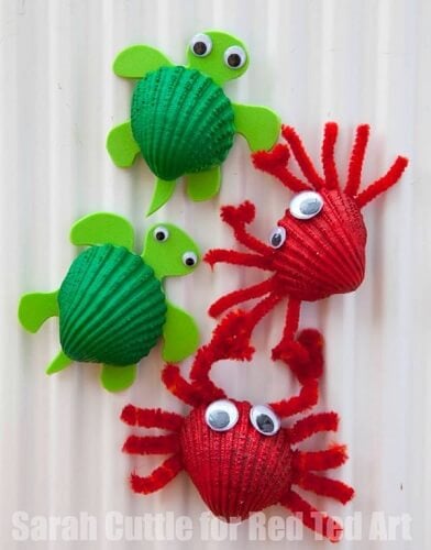Summer is here and we have 25 adorable seashell crafts for kids. This is such a fun activity to keep the kids busy. Plus, seashells are inexpensive or free. 