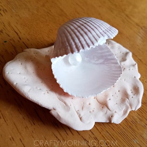 Summer is here and we have 25 adorable seashell crafts for kids. This is such a fun activity to keep the kids busy. Plus, seashells are inexpensive or free. 