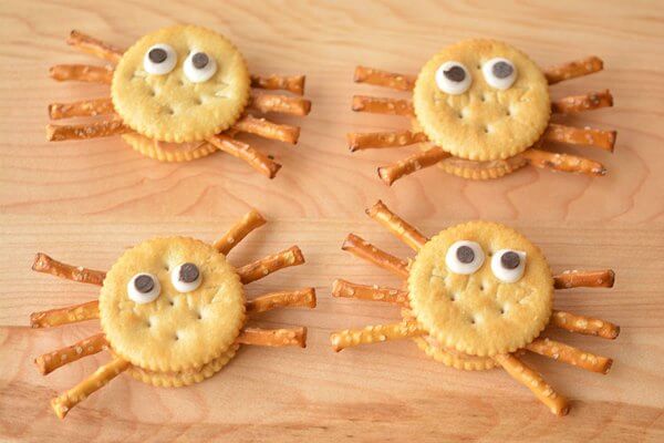 Check out these fun Halloween party appetizers. 15 easy Halloween appetizers that will be a hit for any Halloween party. Make these Halloween snack ideas for parties to impress your guests.