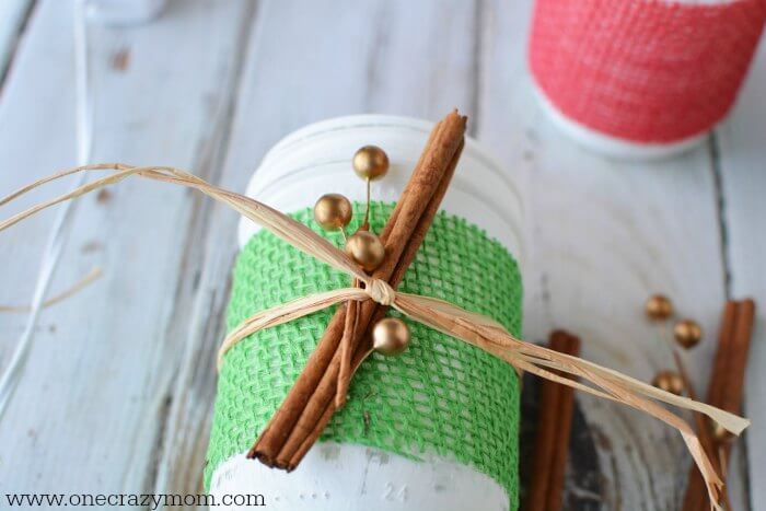 If you're looking for holiday centerpiece ideas,make this rustic Christmas centerpiece.This mason jar Christmas centerpiece is so simple and easy! If you're looking for holiday centerpiece ideas,make this rustic Christmas centerpiece.This mason jar Christmas centerpiece is so simple and easy!
