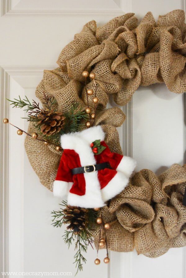 クリスマスのための黄麻布の花輪を作る方法を学びます。 この黄麻布のクリスマスの花輪はとても簡単に作ることができます。 クリスマスの黄麻布の花輪はとてもお祝いに見えます。