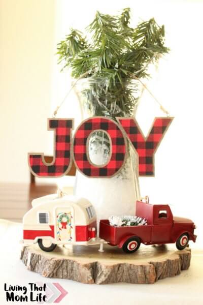 Find Christmas centerpieces that are stunning yet simple to make. 20 Christmas centerpieces ideas to make your home festive. Try DIY Christmas Centerpieces.