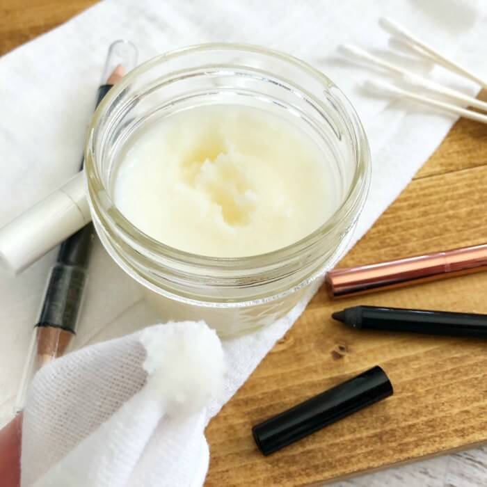 Learn how to make makeup remover. With only 3 ingredients, you will have the best eye makeup remover! This diy makeup remover is quick and easy. Try the best makeup remover.