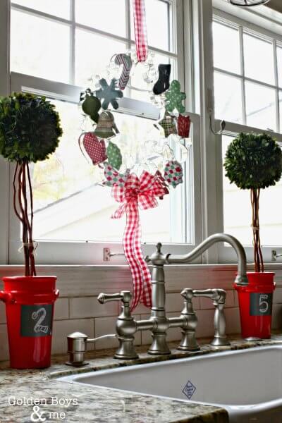 Make your home festive with these easy Christmas wreath decorating ideas. Find 15 DIY Christmas wreath ideas sure to make your home festive for Christmas. 