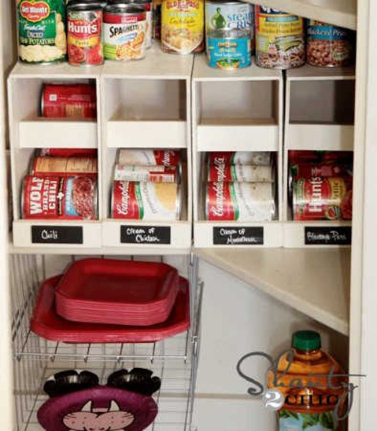 Pantry organization ideas do not have to cost a fortune. Learn How to organize your pantry with these 17 easy pantry organization ideas.