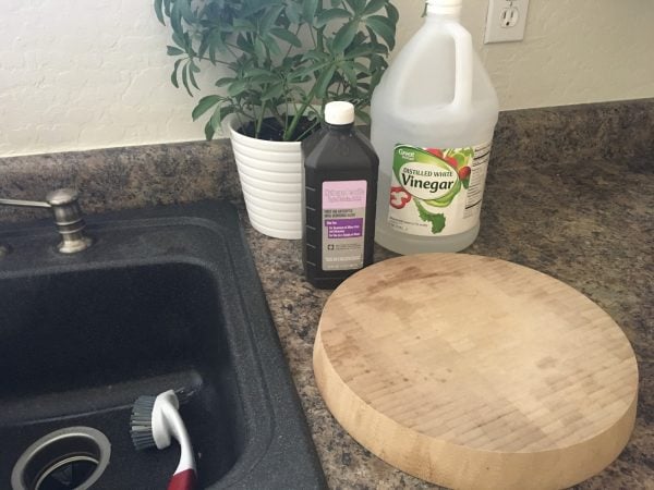 There are lots of Hydrogen Peroxide Cleaning Ideas you need to know. Find over 10 hydrogen peroxide cleaning hacks to make your life easier.