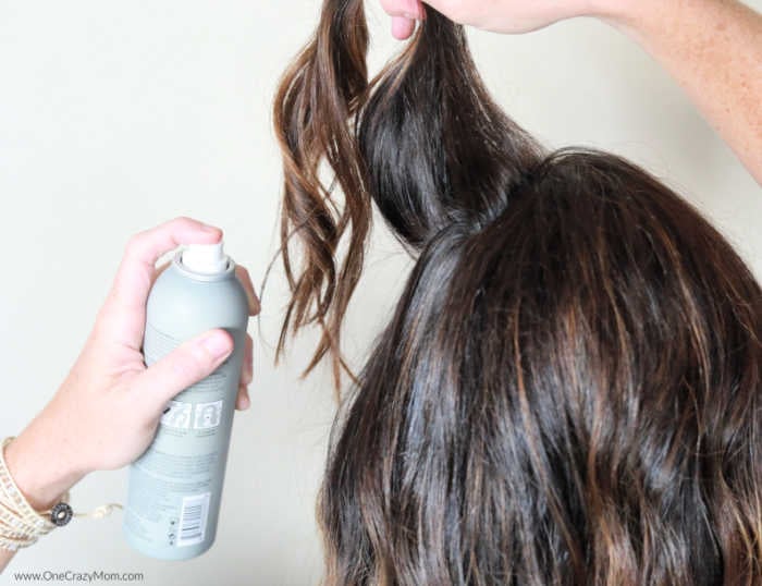 Learn how to use dry shampoo and it will change your mornings! We have the best tips to apply dry shampoo that will have your hair looking refreshed. Learn how to use dry shampoo and it will change your mornings! We have the best tips to apply dry shampoo that will have your hair looking refreshed.