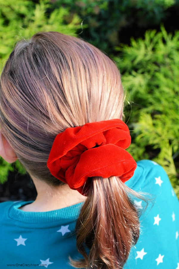 DIY Velvet Scrunchies are so fun to make and cute to wear. Learn how to make a diy scrunchie with this easy tutorial. How to make a scrunchie out of velvet.
