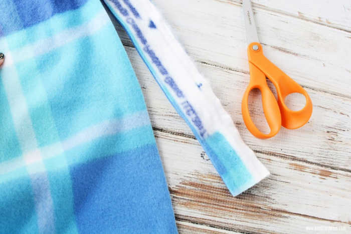 Apprenez à fabriquer une couverture à nouer en polaire pour une activité de bricolage parfaite l'après-midi. Cette couverture polaire sans couture est si facile à fabriquer et parfaite pour offrir des cadeaux.