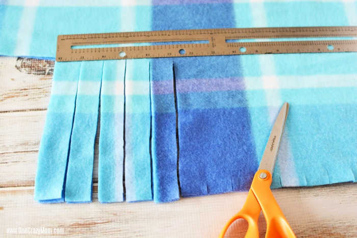 Lær hvordan du gjør en fleece tie teppe for den perfekte ettermiddag DIY aktivitet. Dette no sew fleece teppet er så lett å lage og perfekt for gave å gi.