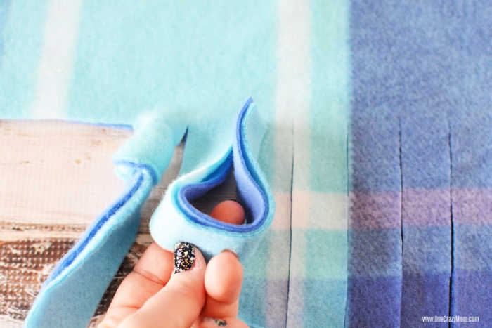 Apprenez à fabriquer une couverture à nouer en polaire pour une activité de bricolage parfaite l'après-midi. Cette couverture polaire sans couture est si facile à fabriquer et parfaite pour offrir des cadeaux.