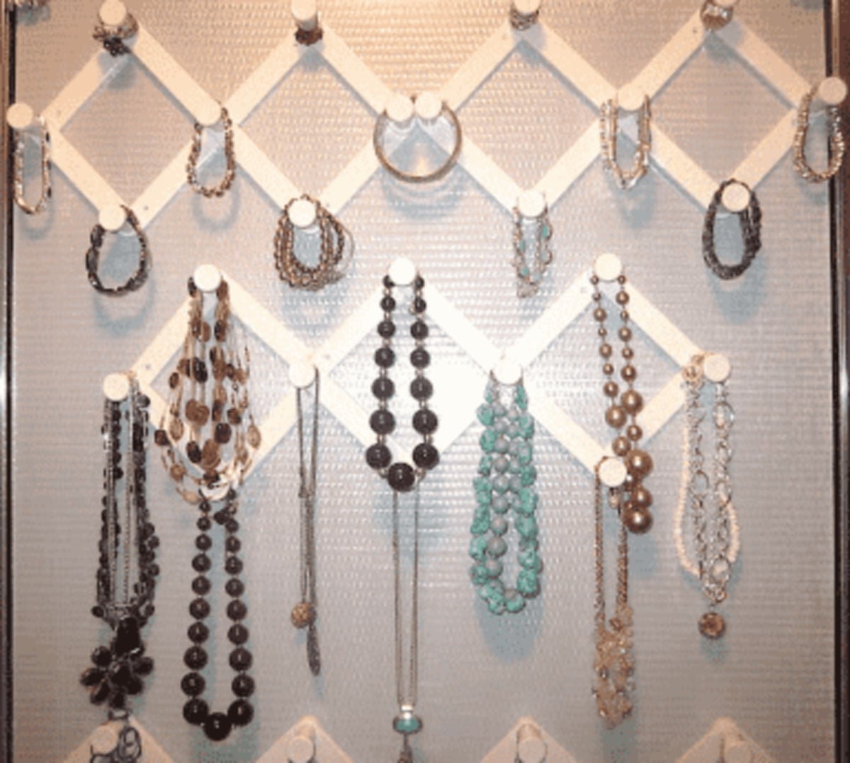 Accordion hook jewelry storage.