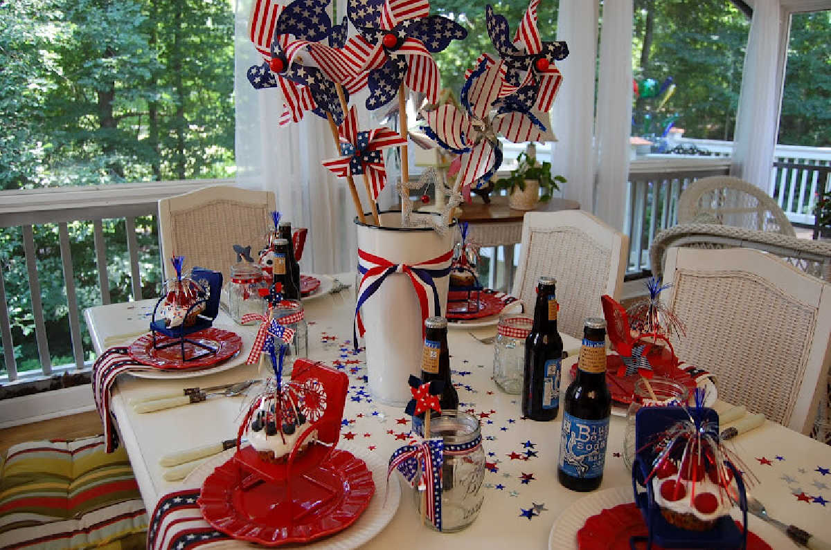 We have simple and easy 4th of July decorations. All you need is some red, white, blue, and a little creativity to make these amazing patriotic decorations.